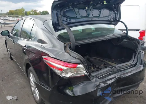 2020 Toyota Camry Le z USA, uszkodzony, nr VIN 4T1C11AK1LU887746